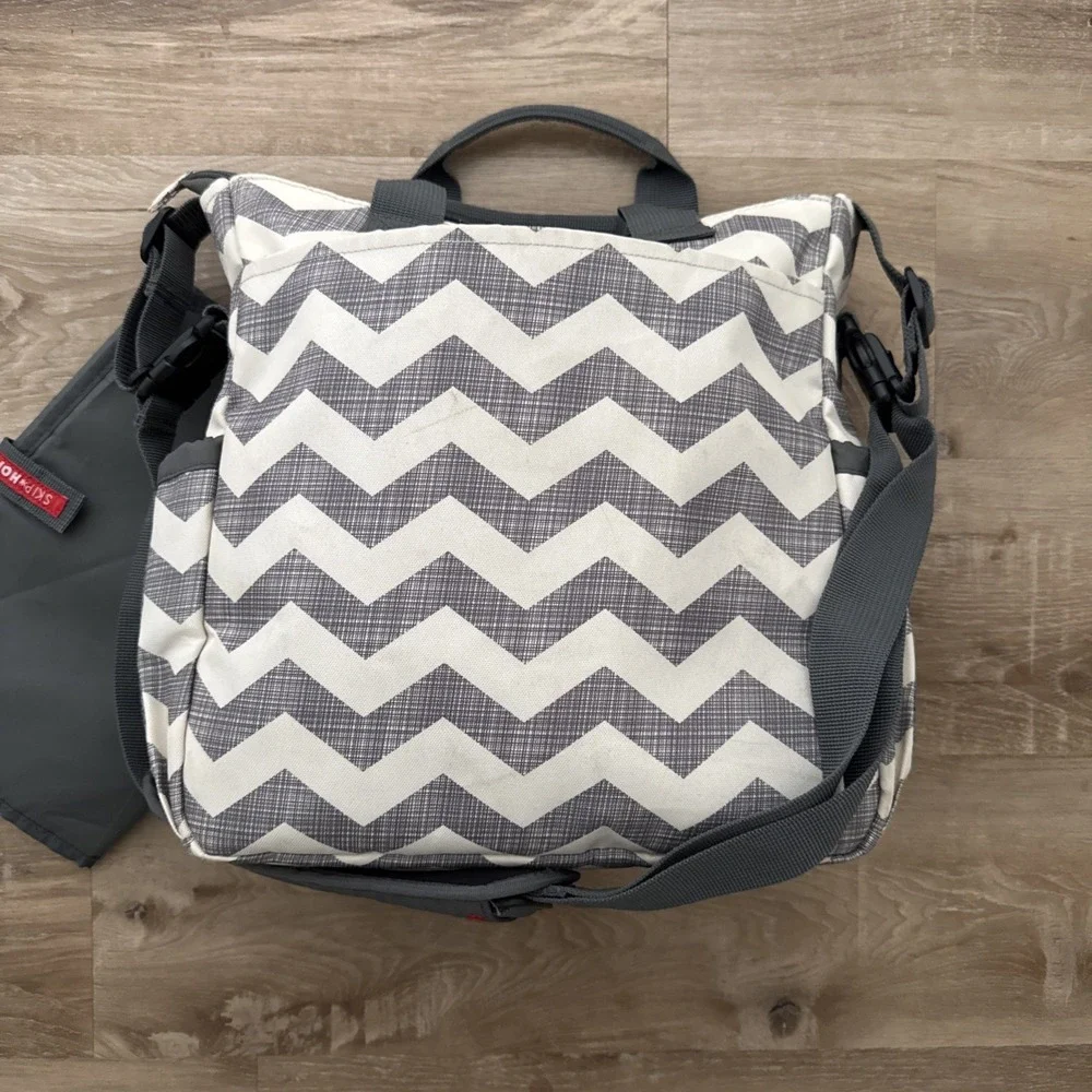 Skip Hop Duo Signature Diaper‎ Bag Gray Chevron With Pad